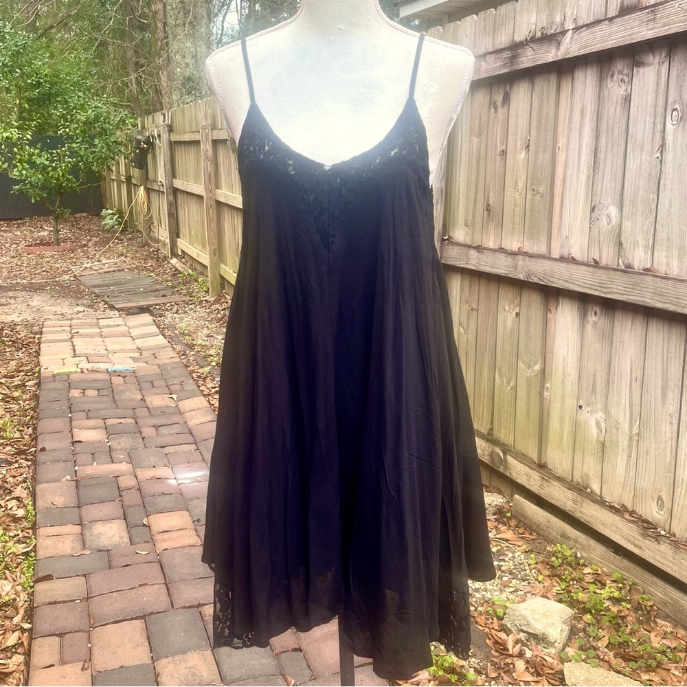 Umgee Lady’s Full and Flowing Top; Size Medium